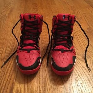 Under armour basketball shoes (size 8)